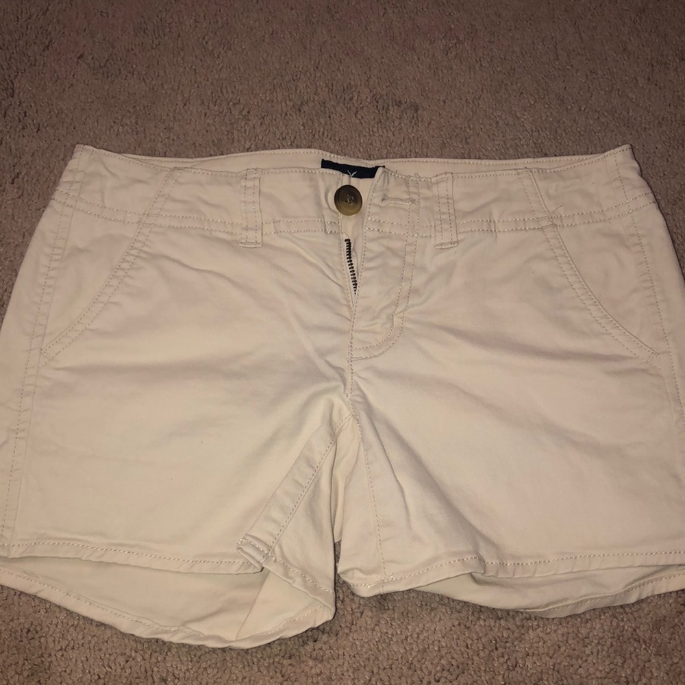 American eagle shorts in cream/off white